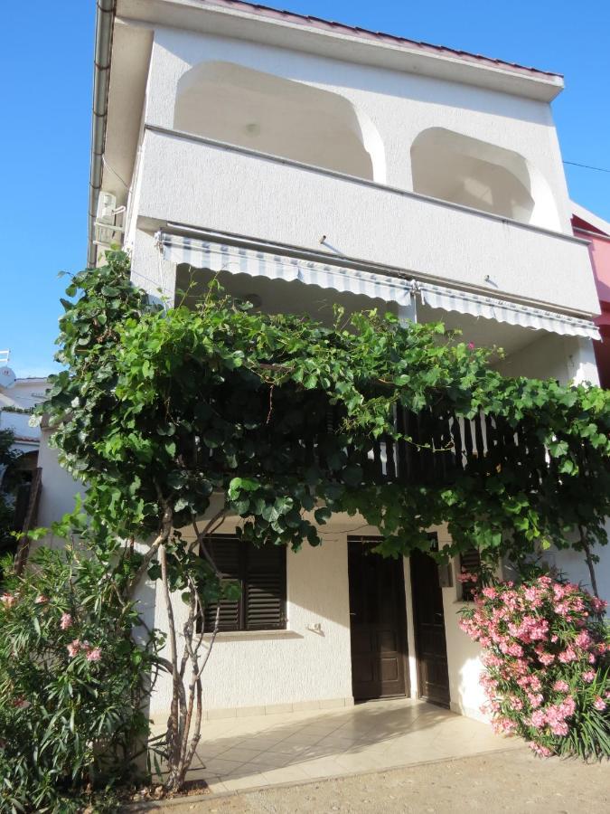 Apartment Iris & Elena Pinezici  Exterior photo