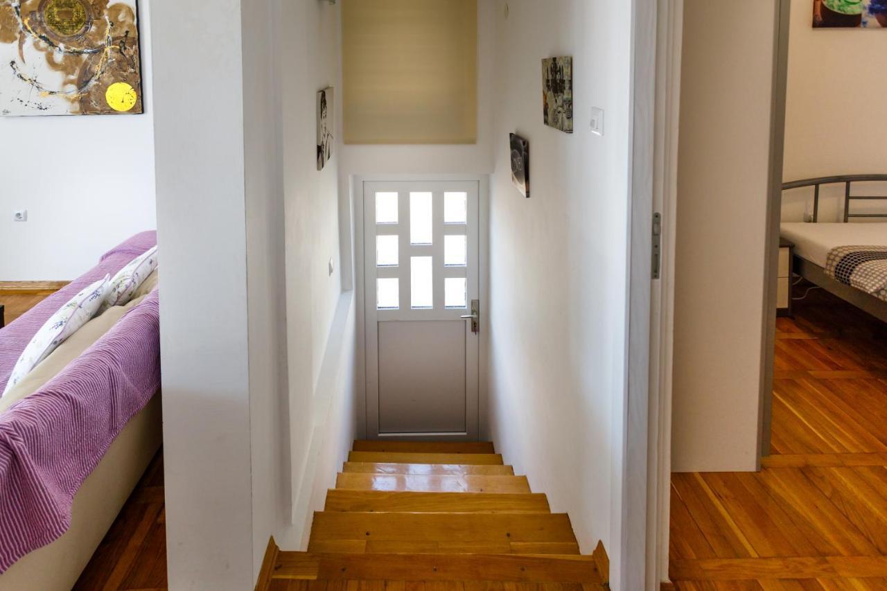Apartment Iris & Elena Pinezici  Exterior photo