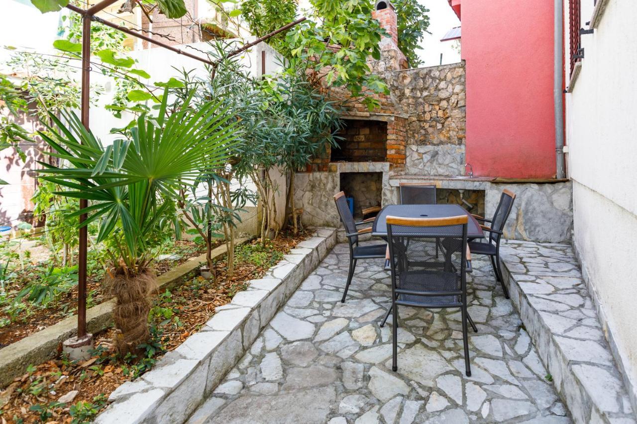 Apartment Iris & Elena Pinezici  Exterior photo