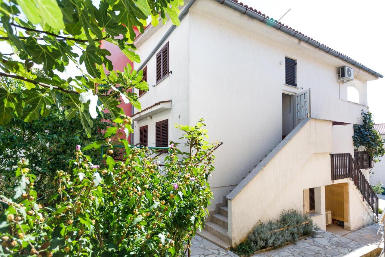 Apartment Iris & Elena Pinezici  Exterior photo
